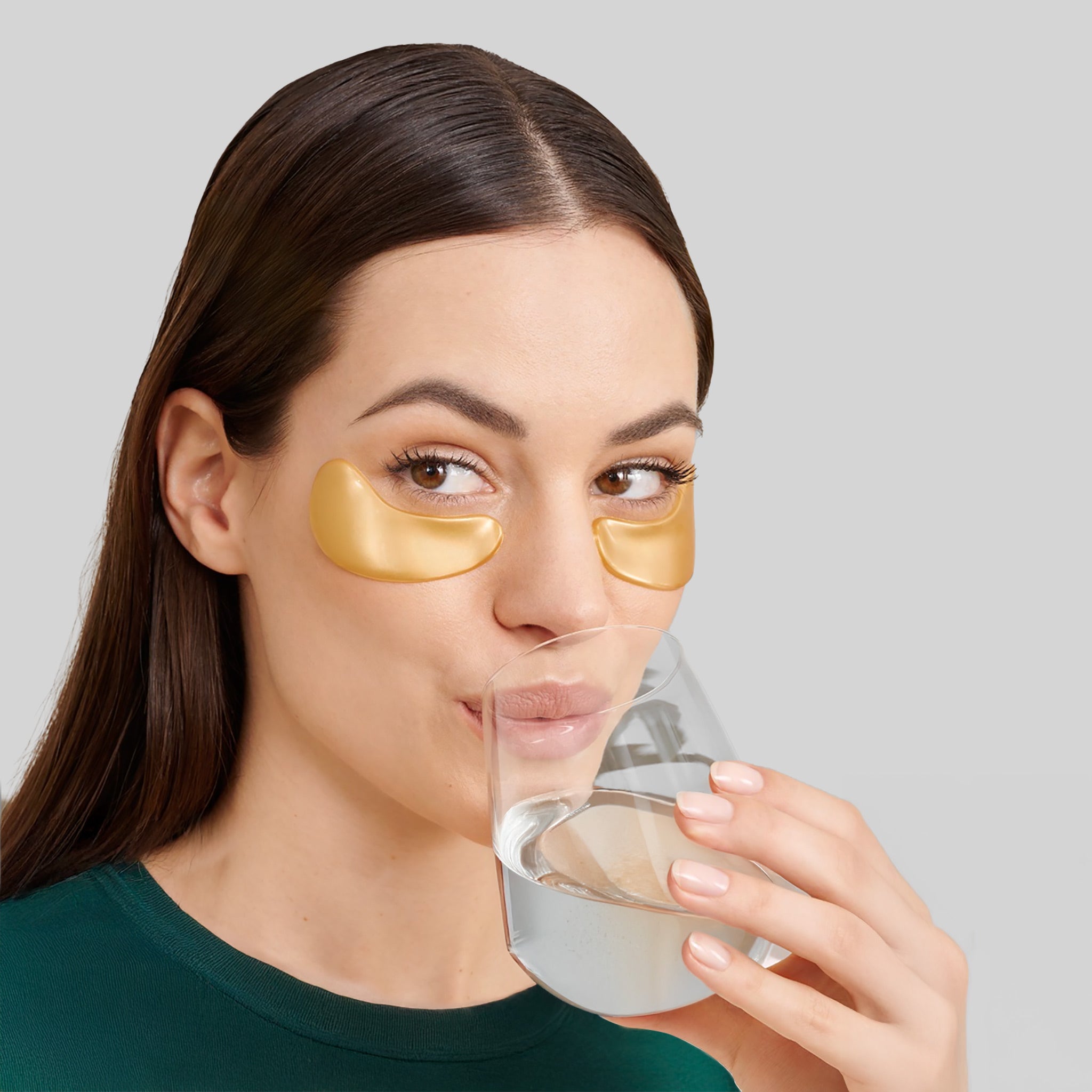 Donna che assume un integratore alimentare Bioscalin® in bustine sciolto in un bicchiere d'acqua