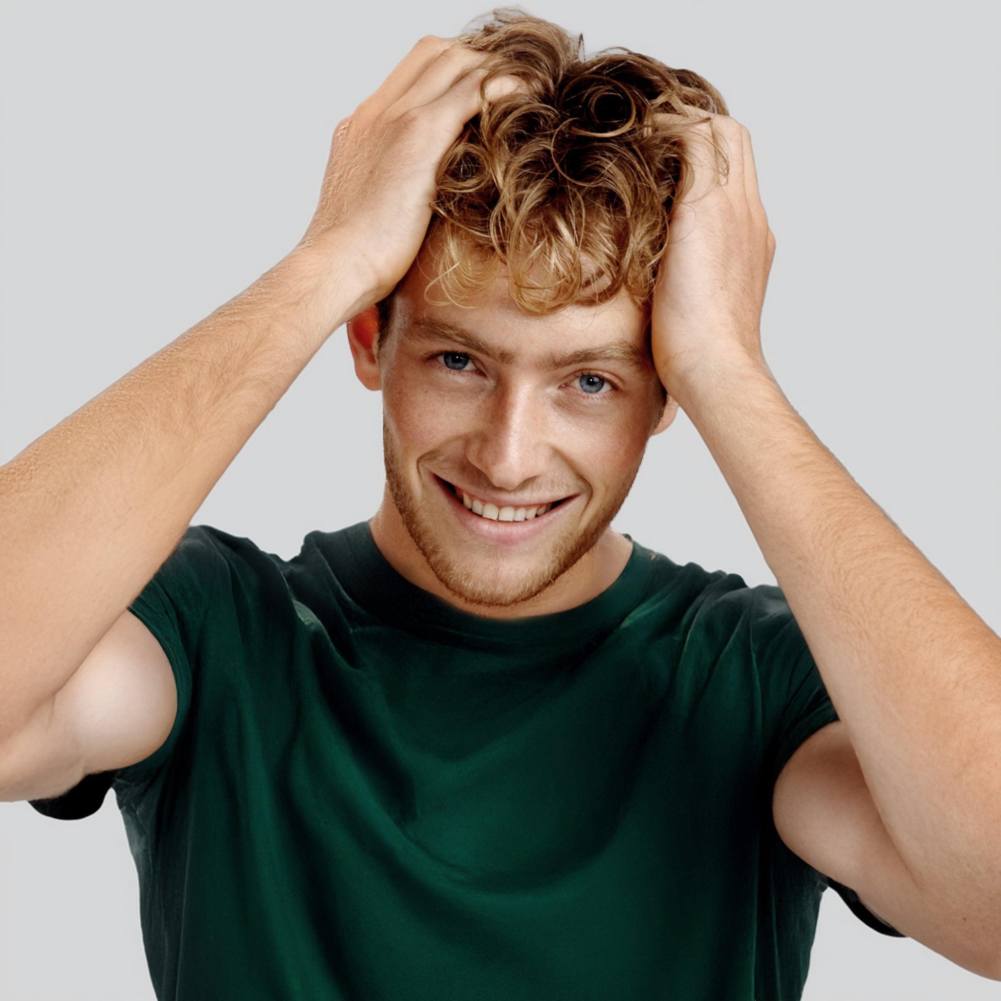 Uomo che massaggia il cuoio capelluto dopo l'applicazione del gel Bioscalin®