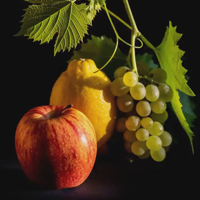 Primo piano di una mela, un limone ed uva, i cui estratti aiutano a fissare e proteggere il colore dei capelli