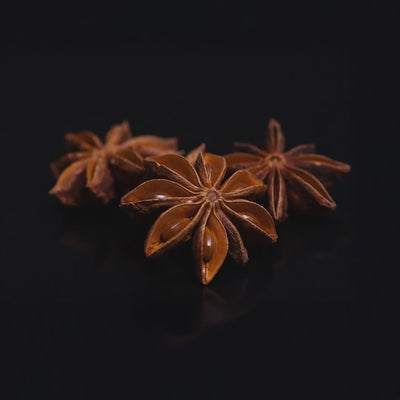 Anice Stellato titolato in Acido Shikimico che aiuta l’organismo nei momenti di stress, sostenendo il benessere dei capelli